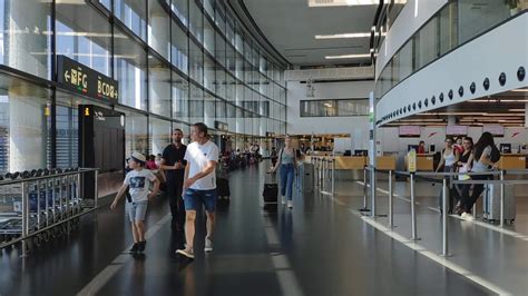 vienna airport luggage check